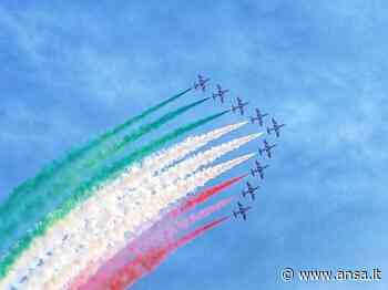 Frecce tricolori a Marina di Massa, in migliaia a spettacolo - Toscana - Agenzia ANSA