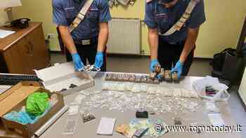 Occupa garage e lo trasforma in casa, lì nascondeva droga e una pistola