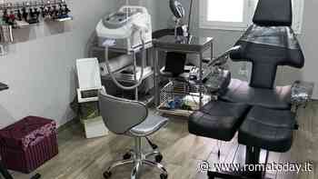 Il ladro col berretto da baseball che prova a scassinare uno studio medico