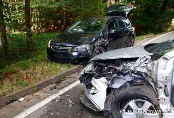 Unfall bei Grattersdorf - Kranwagen erfasst entgegenkommendes Auto - drei Verletzte - idowa