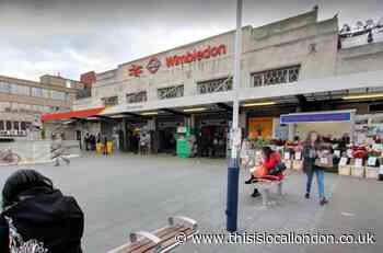 Man racially abuses police officer after robbery attempt on District Line