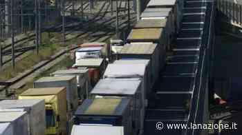 Autotrasportatore fermo e con il motore acceso per l'aria condizionata: multato - LA NAZIONE