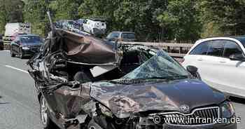 A3 bei Erlangen: Auto verkeilt sich in Sattelzug - Fahrer lebensgefährlich verletzt