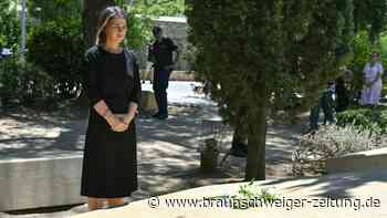 Baerbock legt Blumen an Holocaust-Mahnmal in Athen nieder