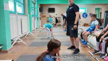 Gewichtheben im Unterricht - WFC-Trainer entdecken in Iselshausen einige Talente - Schwarzwälder Bote