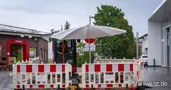 Sonnenschirm über der Baustelle: Straßenarbeiter trotzen dem Regen | Lokale Nachrichten aus Detmold - Lippische Landes-Zeitung
