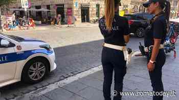 Paura in via Nazionale: esagitato lancia bici in sharing al centro della strada