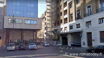 Picchiato e ferito con un coltello da un rapinatore