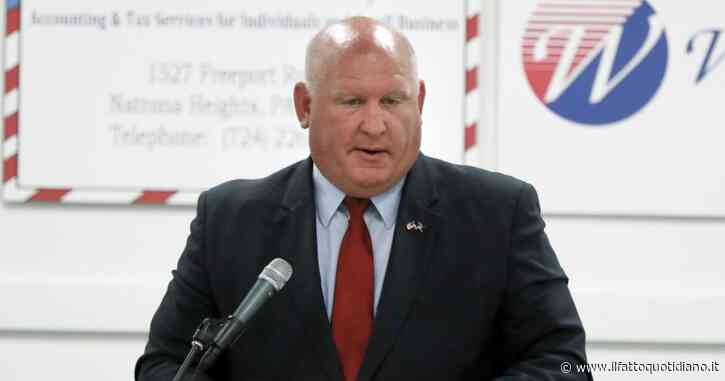 Usa, il deputato repubblicano si schiera contro le nozze omosessuali: “Mossa elettorale dei democratici”. Poi va a festeggiare quelle del figlio