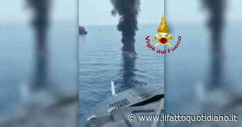 Barca in fiamme al largo dell’isola Li Galli tra Capri e Positano: nessun ferito – Video - Il Fatto Quotidiano
