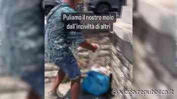 Bari, un tappeto di rifiuti sul molo: 'Da qui partono le escursioni dei turisti, facciamo una pessima figura' - Repubblica TV