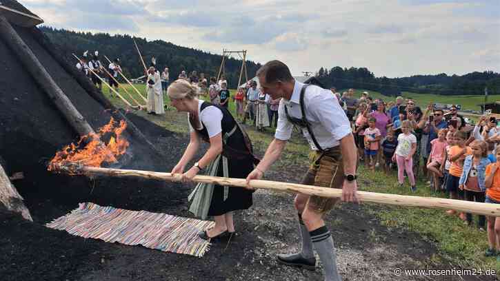 Bräu Christian Wieninger und Köhlerliesl Theresa entzünden Meiler in Neukirchen