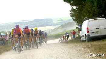 Reusser wint zware 'Strade Bianche'-etappe in de Tour, Vos houdt geel - NOS