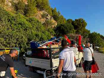 Camerota, blitz all'alba: sequestrati gli ombrelloni lasciati abusivamente in spiaggia per occupare il posto - Giornale del Cilento