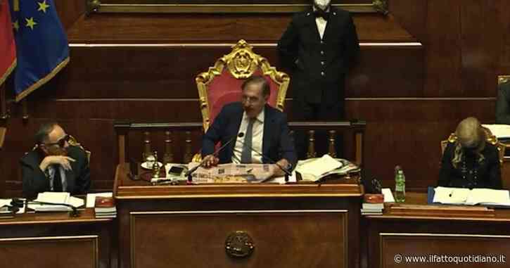 Senato, La Russa sfoglia la Gazzetta dello Sport mentre presiede i lavori dell’Aula – video