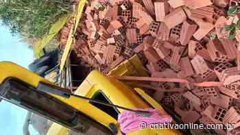 Internauta registra acidente com caminhão de bloco em Santo Antonio de Jesus - Criativa Online