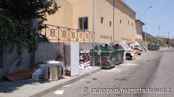 Crotone, tra i rifiuti ingombranti la festa patronale di Papanice - Gazzetta del Sud - Edizione Catanzaro, Crotone, Vibo