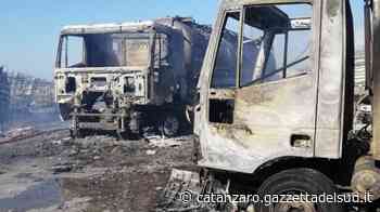 Crotone, un incendio si propaga a una ditta privata: distrutti diversi automezzi e una vettura - Gazzetta del Sud - Edizione Catanzaro, Crotone, Vibo