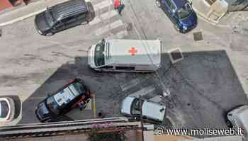 CAMPOBASSO, AUTO SI SCONTRA CON UN FURGONE E FINISCE SUL MARCIAPIEDE. I RESIDENTI: "USCIRE DI CASA &EGRAVE; UN PERICOLO" - Molise Web