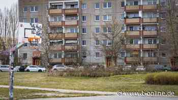 Berlin-Marzahn: Jugendgang greift Männer mit Steinen an – ein Verletzter - t-online