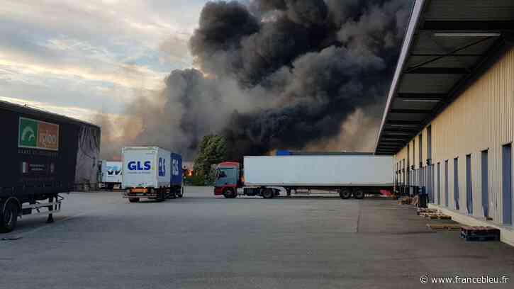 Gros incendie dans la zone industrielle à Hoerdt, un bâtiment effondré - France Bleu
