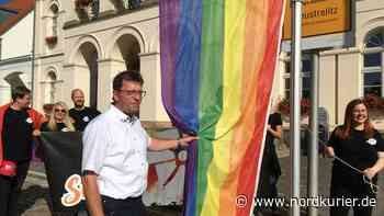 Regenbogenflagge weht vor dem Rathaus in Neustrelitz - Nordkurier