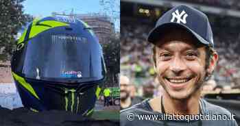 Un casco gigante dedicato a Valentino Rossi: “Un vero onore”. L'opera installata a Pesaro - Il Fatto Quotidiano