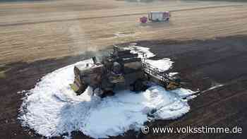 Brand bei Gardelegen: Mähdrescher geht bei Dannefeld in Flammen auf - Volksstimme