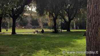 Il maniaco del parco che si masturba davanti ad una mamma con il figlio in braccio