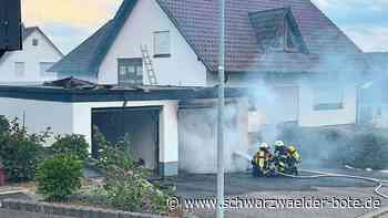 Feuerwehr im Einsatz - Auto steht in Garage in Villingendorf in Vollbrand - Schwarzwälder Bote