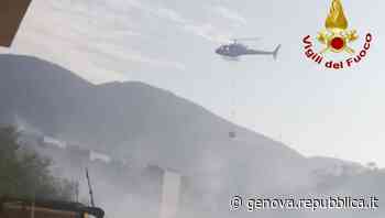 Incendio sulle alture di Voltri nella notte, al lavoro gli elicotteri - La Repubblica