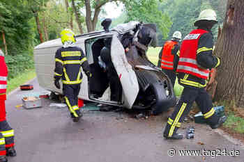 VW kracht in Reichenbach im Vogtland frontal gegen Baum: 20-Jähriger schwer verletzt - TAG24