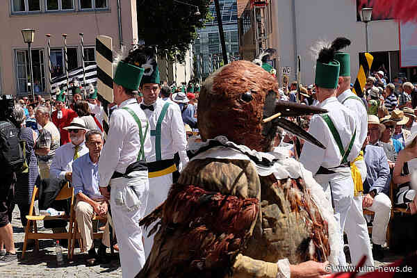 Zweites Ulmer Fischerstechen auf der Donau mit Festzug und Tänzen