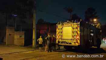 Princípio de incêndio em barracão mobiliza bombeiros no Xaxim; vela esquecida pode ter sido a causa - Banda B
