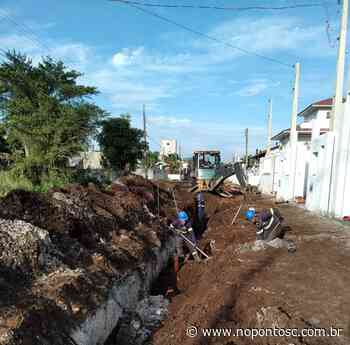 Equipes da Águas de Bombinhas avançam com obras de esgotamento sanitário em diferentes vias - No Ponto SC