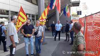 Da mesi senza stipendio, protestano i lavoratori Tpl del comune di Fiumicino