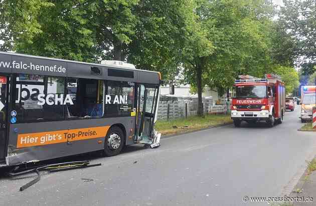 FW Königswinter: Unfall mit Linienbus endet glimpflich - Mehrere Leichtverletzte