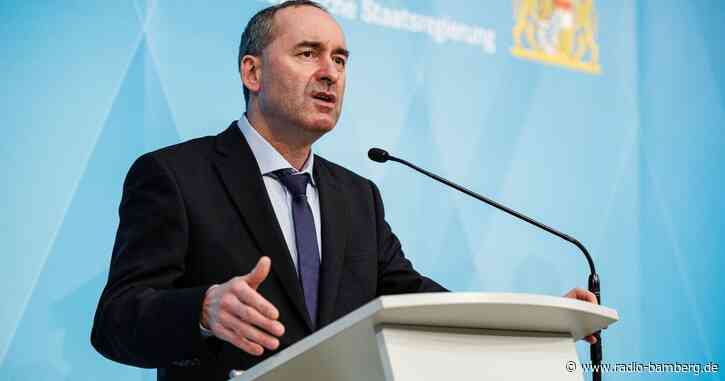 Zu viele Kuhfladen: Aiwanger will Bußgeld für Bauern zahlen