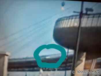 Auto transita sul Ponte del mare a Pescara, ripresa dai passanti (video) - AbruzzoLive