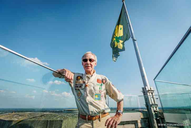 Oud-scouts Sint-Rombouts houden jaarlijkse traditie in ere: “Onze vlag in toren hijsen doen we tot laatste erbij neervalt”