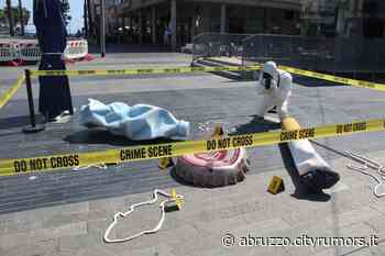 Pescara, scena del crimine in piazza Salotto contro l'abbandono dei rifiuti in spiaggia - Abruzzo Cityrumors