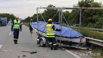 Unfall am Freitag: Jaguar kracht auf der A23 in Boot – Autobahn bei Elmshorn gesperrt - shz.de
