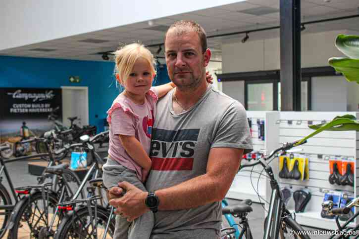 Niels moet reis afbreken wegens inbraak in zijn fietsenwinkel: “Kon via camerabeelden live volgen hoe ze 30.000 euro aan materiaal stalen”