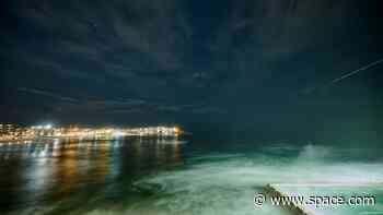 Meteor brightens up the sky above Sydney as peak meteor showers arrive