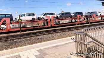 Bad Krozingen: Mann springt auf Autozug – und schläft in fabrikneuem VW-Bus - DER SPIEGEL