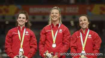 Swim star Summer McIntosh races to gold at Commonwealth Games - Lethbridge News Now