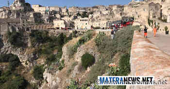 A Matera Vigili del fuoco, Polizia Locale e operatori ecologici a lavoro per ripulire questa zona dai rifiuti: in corso verifiche sui responsabili! Ecco le foto - Matera News