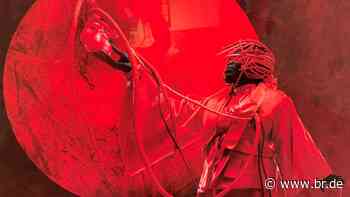 Farbenmächtige Kunst aus Südafrika: Mary Sibande in Erlangen - br.de