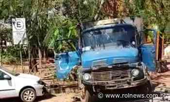 Rolim de Moura- Caminhão desce de ré desgovernado e atinge carro e árvore na praça do bosque - ROLNEWS