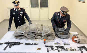 Mitragliatore e 18 chili droga interrati in bidoni di plastica a Gragnano - Metropolisweb